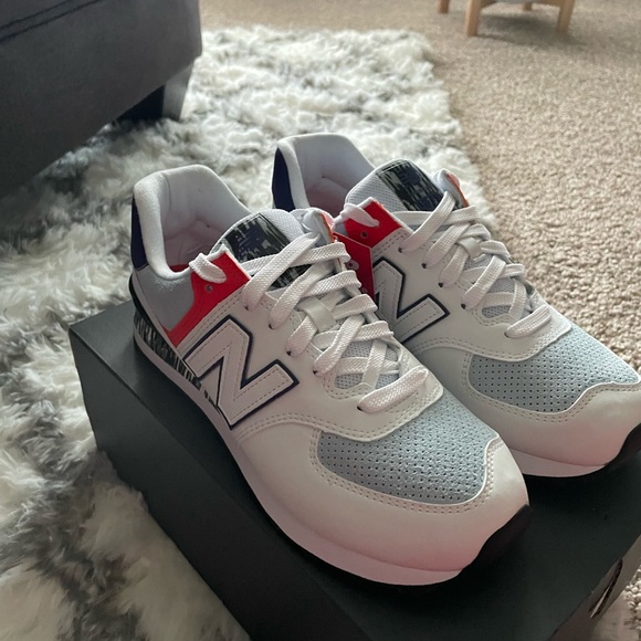 New Balance - Picture 1 of 5